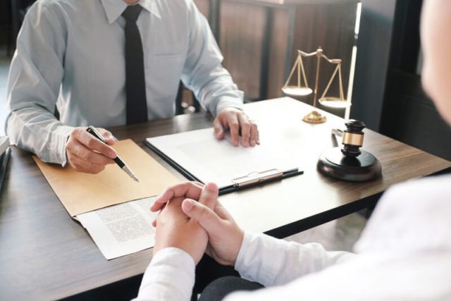 Luật sư sẽ hỗ trợ doanh nghiệp đưa ra các phương án có thể áp dụng nhằm giải quyết tranh chấp vào từng thời điểm