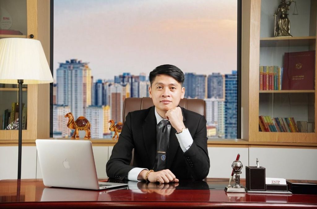 Luật sư Nguyễn Thanh Hà, Giám đốc Công ty luật TNHH quốc tế TNTP và các cộng sự đang trao đổi với phóng viên về những vai trò của công ty luật trong việc nâng cao kiến thức pháp luật đối với doanh nghiệp trong việc giải quyết tranh chấp.